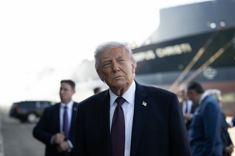 Donald Trump’s New Viral Video: Melania Trump Suffering From Second Hand Embarrassment